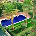 Villa Family Swimming Pool Luanit *